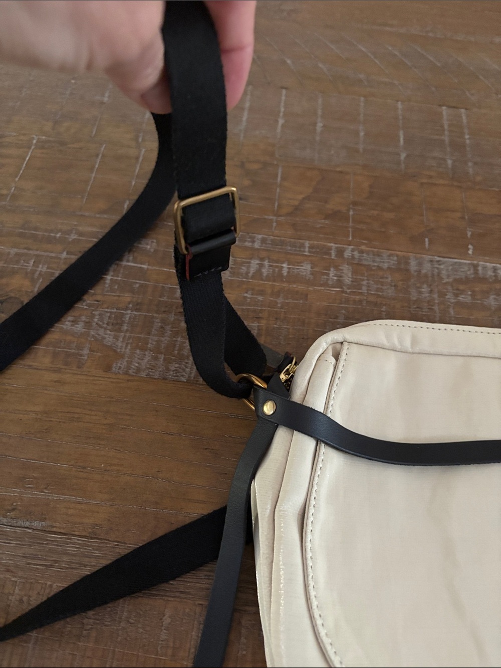 Jack Gomme NWOT Crossbody Bag with Contrasting Black Strap and linen lining. - Picture 5 of 11